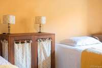 Bildet viser soverom med nattbord i ferieleiligheten Casa Diana ved Pisa.