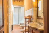 Bildet viser bad med dusj og takvindu i feriehuset Casa Diana med privat basseng og hage ved Pisa.