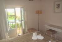 Bildet viser soverom med utsikt i feriehus nært Pisa i Toscana.