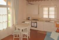 Bildet viser stue med kjøkken i feriebolig nært Lucca i Toscana.