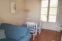 Bildet viser stue med sofa i feriebolig i Toscana.