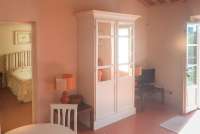 Bildet viser spisebord og stue i feriebolig nært sjøen og landsby ved Pisa i Toscana.