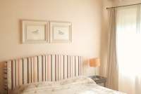 Bildet viser soverom med toskanske takbjelker i Toscana.