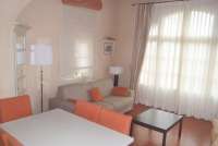 Bildet viser stue i ferieleilighet nært landsby i Toscana.