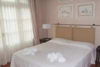 Bildet viser dobbeltseng i ferieleilighet nært kysten og Pisa i Italia.