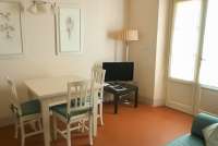 Bildet viser stue i feriehus nært sjøen i Toscana.