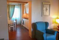 Bildet viser stue i feriebolig med frokostservering på stedet, nært Pisa i Italia.