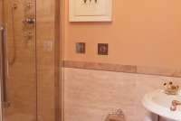 Bildet viser bad med dusj i feriebolig ved Pisa i Toscana.