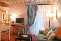 Bildet viser stue i feriebolig nært Pisa i Toscana.