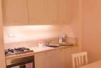 Bildet viser kjøkken i ferieleilighet ved sjøen i Toscana.