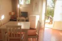 Bildet viser stue med utgang til terrasse i feriebolig nært sjøen i Toscana.