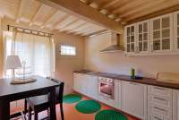 Bildet viser kjøkken med spisebord i stort feriehus ved Pisa i Italia.