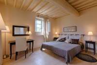 Bildet viser soverom i feriebolig ved kysten i Toscana.