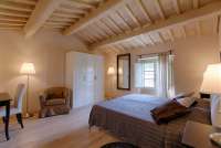 Bildet viser soverom med dobbeltseng i feriehus nært Lucca i Toscana.