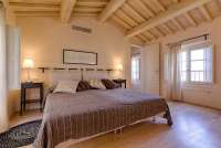 Bildet viser soverom i stor feriebolig nært Pisa i Toscana.