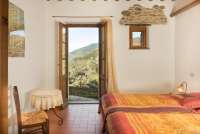 Soverommet i underetasjen er luftig med vindu og dør ut. Soverommet i nederste etasje i ferieleiligheten er luftig med vindu og dør ut. Dobbeltseng eller enkeltsenger etter ønske. Bilde.