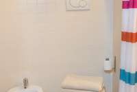 Badet i underetasjen. Begge de to badene i ferieboligen har bidet. Her bilde av badet nede.