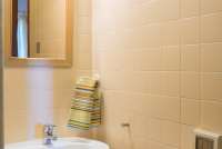 Fra badet i underetasjen. Bildet av vask og speil på badet i nederste etasje i feriehuset Casetta Livia.