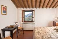 Soverom i 2. etg. Flott utsikt mot Pisa og Middelhavet. Soverom i øverste etasje i ferieboligen. Flott utsikt fra vinduet mot Pisa og kysten med strender. Dobbeltsengen kan deles. Bilde.