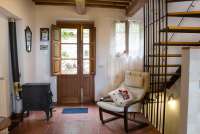 Direkte utgang til terrasse og hage.  Oppholdsrom med direkte utgang til terrasse og spiseplass i hagen. Norsk vedovn til bruk i den kjølige årstid og ved langtidsleie. Bilde.