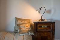 Toskansk nattbord med marmorplate. Nattbord med marmorplate i tradisjonell toskansk stil. Bilde