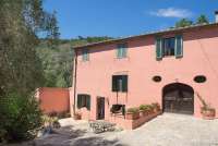 Bildet viser feriehuset Casa Rosa i gangavstand til landsby i Toscana.