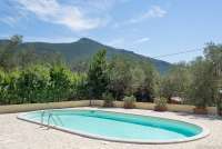 Bildet viser basseng med utsikt til fjell i feriehuset Casa Rosa i Toscana.