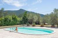 Bildet viser basseng i ferieleiligheten Casa Rosa ved Calci, utenfor Pisa. Fjellene Monti Pisani i bakgrunnen.