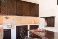 Bildet viser kjøkken med spisebord i feriehuset Casa Rosa i Italia.