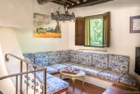 Bildet viser stue med sofaer i feriehuset Casa Rosa ved Pisa.