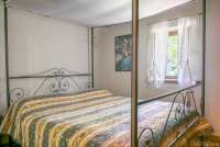 Bildet viser soverom med dobbeltseng i ferieleiligheten Casa Rosa like utenfor Pisa.