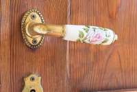 Bildet viser dekorert dørhåndtak i ferieboligen Casa Rosa like utenfor Pisa.