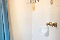 Bildet viser baderom i feriehuset Casa Rosa ved Pisa.