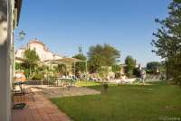 Bildet viser hage utenfor stor villa med 10 soverom ved Pisa i Toscana.