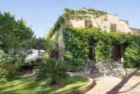 Bildet viser sykler utenfor stor villa til utleie ved Pisa i Toscana.