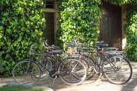 Bildet viser sykler ved feriehus i landsby i Toscana.