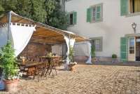 Bildet viser overbygget terrasse utenfor historisk villa i Toscana.