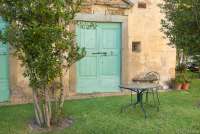 Bildet viser gammel kirke ved feriehus i Italia.