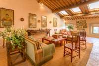 Bildet viser sofagruppen i 3. etg. i feriehuset Palazzo Pietro. Huset ligger i Toscana mellom Pisa og Firenze.