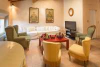 Bildet viser TV-stua i 3. etg. i feriehuset Palazzo Pietro. Heisen kan sees i bakgrunnen. Huset ligger i Toscana mellom Pisa og Firenze.