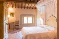 Bildet viser ett av soverommene i feriehuset Palazzo Pietro. Huset ligger i Toscana, mellom Pisa og Firenze.