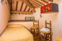 Bildet viser soverommet som ligger i 4. etg. i feriehuset Palazzo Pietro. Huset ligger i Toscana, mellom Pisa og Firenze.