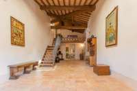 Bildet viser hallen i 3. etg. i feriehuset Palazzo Pietro. Trappa går opp til soverom, bad soveplass på hems. Huset ligger i Toscana mellom Pisa og Firenze.