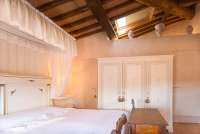 Bildet viser ett av soverommene i feriehuset Palazzo Pietro. Huset ligger i Toscana mellom Pisa og Firenze.