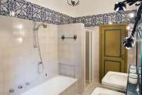 Bildet viser ett av badene i 2. etg i feriehuset Palazzo Pietro. Huset ligger i Toscana, mellom Pisa og Firenze.