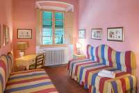 Bildet viser soverom med to enkeltsenger i 2. etg. i feriehuset Palazzo Pietro. Huset ligger i Toscana, mellom Pisa og Firenze.