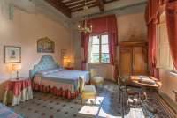 Bildet viser ett av soverommene i feriehuset Palazzo Pietro. Huset ligger i Toscana mellom Pisa og Firenze.
