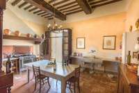 Bildet viser kjøkkenet i 1. etg. i feriehuset Palazzo Pietro. Døra går ut til terrassen med spiseplass under pergola. Huset ligger i Toscana mellom Pisa og Firenze.