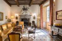 Bildet viser stue med peis i feriehuset Palazzo Pietro. Huset ligger i Toscana, mellom Pisa og Firenze.