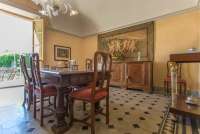 Bildet viser spisestue og dør ut til hage og basseng i feriehuset Palazzo Pietro. Huset ligger i Toscana, mellom Pisa og Firenze.